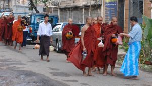 Buddhismen spelar en central roll i många människors liv. Varje morgon donerar fromma buddhister mat till munkarna och noviserna. Myanmar
