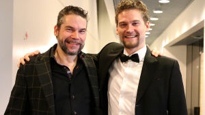 Isä Petri ja poika Kristian Lindroos Basso Petri Lindroos tuli kuuntelemaan poikansa baritoni Kristian Lindroosin kilpailusuoritusta.