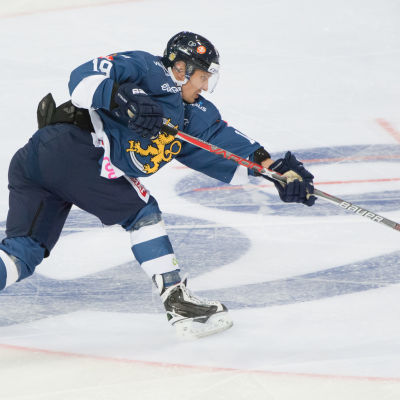 Veli-Matti Savinainen avfyrar ett skott för det finska landslaget.
