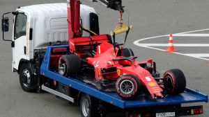 Sebastian Vettels söndriga bil på ett flak.