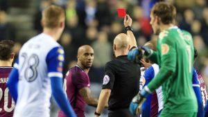 Fabian Delph fick rött kort. Fabian Delph får rött kort mot Wigan.
