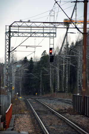 Jag tar tåget hem till stan. Men järnvägen leder inte bara bort från Grankulla längre. Järnväg