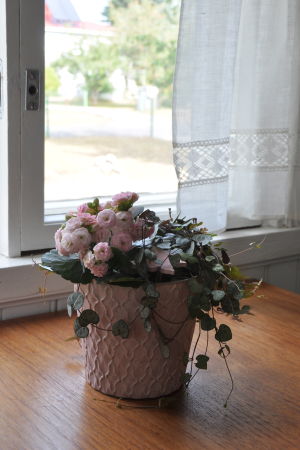 Vid köksfönstret är det skönt att lyssna på Tongåvan en blomma på ett bord vid ett fönster