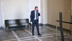finansminister Lintilä har de senaste dagarna gått igenom ministeriernas önskemål för statsbudgeten 2020. Han tror att många goda förslag måste strykas för att få pengarna att räcka till. Valtiovarainministeri Mika Lintilä puhuu puhelimessa.