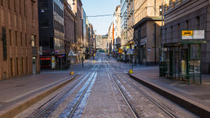 Enkäter och insamlingar där privatpersoner kan dela med sig av sina erfarenheter från undantagstillståndet arrangeras av bland annat Svenska Yle, Svenska Litteratursällskapet och Kulturvetenskapliga arkivet Cultura vid Åbo Akademi. En öde gata, stenlagd, med spårvagnsskenor.