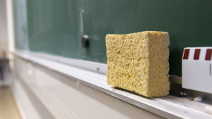 Det är bland annat skolpersonal som nu behöver permitteras, eftersom skolorna är stängda. Liitutaulu ja sieni.