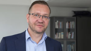 Juho Romakkaniemi hoppas att landets ledning också tar i beaktande ekonomi och inte bara befolkningens hälsa. Toimitusjohtaja Juho Romakkaniemi, Keskuskauppakamari