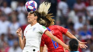 Är nickar farligare för damspelare? Nickduell mellan Jill Scott och Julie Ertz.