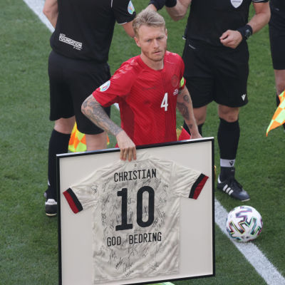 Simon Kjær med en belgisk hyllningströja till Christian Eriksen.