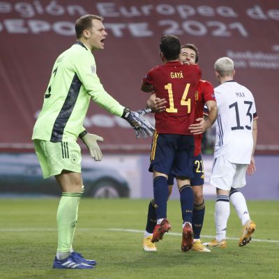 Saksan maalivahti Manuel Neuer poimi pallon selkänsä takaa peräti kuusi kertaa Espanjaa vastaan.