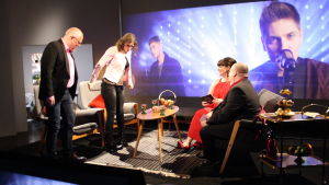 David och Marika blir så facinerade av Spaniens danssteg att de glömmer att titta på Storbritanniens bidrag. David Lindström och Marika Krook dansar i De Eurovisas studio..