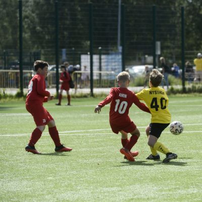 Tiukkaa kamppailua pallosta MPS (kelt.) vs FC Viikingit -ottelussa jalkapallon Helsinki Cupin avajaispäivänä Tapiolan Urheilupuistossa.