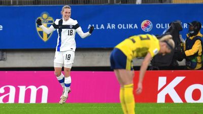 Linda Sällström firar sitt mål.