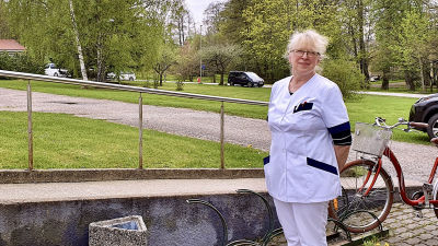 Doktor Inge Talts utanför sjukhuset på Dagö.