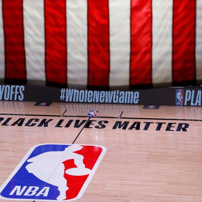 NBA:n pudotuspelejä pelataan kuplassa Orlandossa. Kenttä ammotti tyhjyyttään, kun Milwaukeee Bucks päätti boikotoida peliä Orlando Magicia vastaan