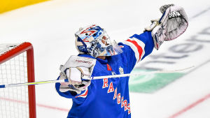 Henrik Lundqvist fick en tuff start. Henrik Lundqvist sträcker upp händerna i luften och jublar efter sin seger i All Star-helgens målvaktstävling.