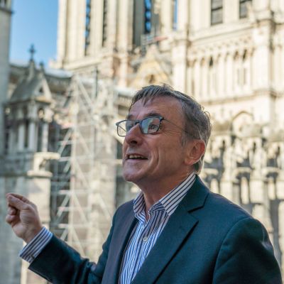 Notre Dame -säätiön johtaja Christophe Rousselot toimistonsa parvekkeella Pariisissa.