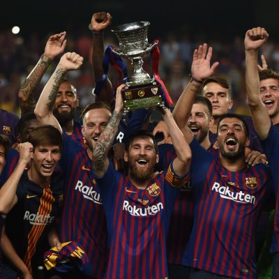 Barcelonaspelarna firar segern i supercupen