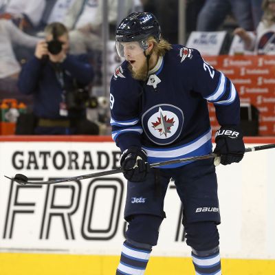 Patrik Laine lämmittelyissä.