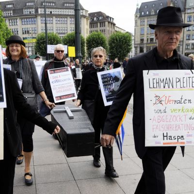 Placerare demonstrerar mot Lehman Brothers i Hamburg i Tyskland. 