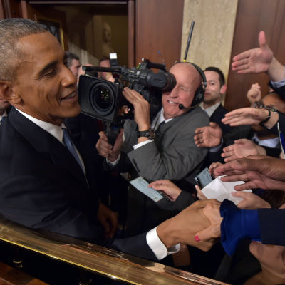 Barack Obama avtackas efter sitt tal till nationen.