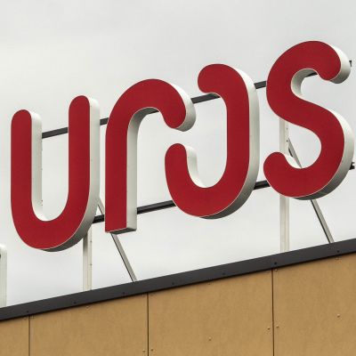 Skylt med texten Uros på taket till en byggnad. Platsen är företaget Uros huvudkontor i Uleåborg.