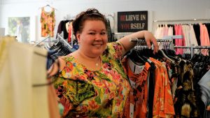 Erica säljer damkläder i sin butik i centrum av Närpes Företagaren Erica Wickman står vid en klädställning i sin kombinerade klädbutik och syateljé