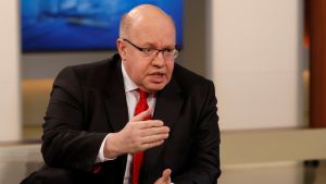 Peter Altmaier, Tysklands ekonomiminister, verkar inte vara för att slopa ESM-kraven, men lovar annan tysk solidaritet. Angela Merkels stabchef Peter Altmaier säger att Tyskland också har en ära att försvara.