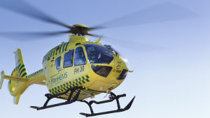Ida Wulff skickades med helikopter till ÅUCS efter att hon blivit biten av en huggorm. läkarhelikopter