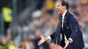 Massimo Allegri under matchen mot Napoli. Massimo Allegri protesterar.