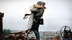 Vägen till Rukajärvi (1999) innebar något nytt för den inhemska krigsfilmsgenren och det stora gemombrottet för både Irina Björklund och Peter Franzén. Irina Björklund och Peter Franzen i varm omfamning i krigsfilmen Vägen till Rukajärvi.