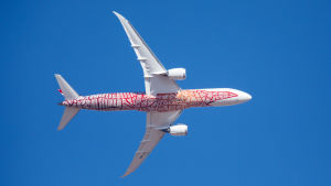 Qantas Airways flygplan Boeing 787 Dreamliner fotat underifrån.