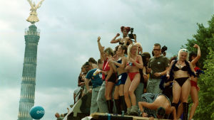 Ihmisiä tanssimassa Love Parade -tapahtumassa Berliinissä vuonna 2000.