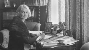 Kirjailija Anni Swan kotonaan elokuussa 1933