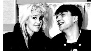Vad tänker Lita Ford här? Lita Ford och Måns Strömberg på svartvitt fotografi.