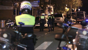 Efter händelserna har polisen hållit kontroll över gatorna i Cambrils. Polis övervakar en gata i Cambrils.