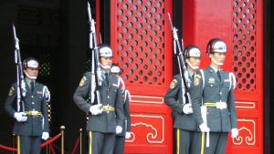 Taiwans armé är välutrustad och disciplinen är hård. Få länder är villiga att förarga Kina genom att sälja vapen till taiwaneserna. Taiwanesiska soldater står i givakt.