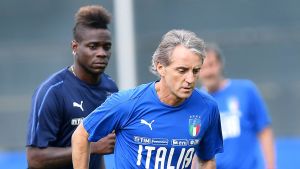 Mario Balotelli har haft svårt att knipa en plats i Roberto Mancinis landslag. Mario Balotelli tittar på Roberto Mancinis rygg.