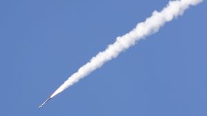 En israelisk luftvärnsmissil över byn Netiv Haasara i södra Israel på lördagen. En israelisk luftvärnsmissil över den israeliska byn Netiv Haasara i södra Israel på lördagen.