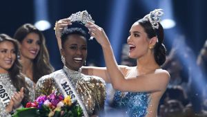 Zozibini Tunzi från Sydafrika blev den första vinnaren av Miss Universum med naturligt afrohår. Zozibini Tunzi kröns till Miss Universum 2019.