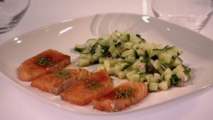 Gravad lax och gurksallad Gravad lax och gurksallad