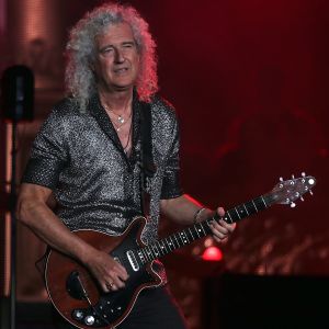 Brian May live med Queen and Adam Lambert i Perth, Australien den 23 februari 2020. Brian May i Queen spelar gitarr på Optus stadium i Perth, Australien 23.2.2020.