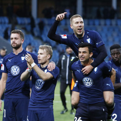 Malmö FF-spelarna i segerglädje.