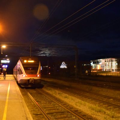 Y-tåget åker från Karis mot Helsingfors en tidig morgon. 