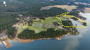 Flygfoto över Skutberget vid Vänern, där Muminvärlden planerar att öppna en sagovärld. En flygbild över Skutberget vid Vänern, där Muminvärlden planerar att öppna en sagovärld.
