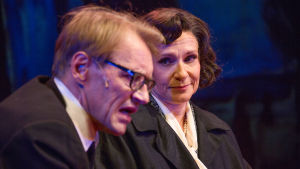 Vart är vi på väg? Ilkka Heiskanen och Teija Auvinen som det äkta paret Sara och Erik. Ilkka Heiskanen och Teija Auvinen i Sara ja Erik på Tampereen Työväen Teatteri.