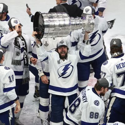 Tampa Bay Lightningin Nikita Kutsherov nostaa Stanley cupin pokaalia.