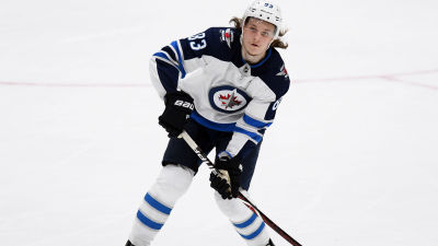 Sami Niku spelar ishockey.
