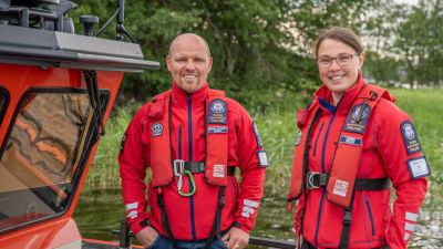 Sjöräddarna Mikael Bäckman och Tove Werner står ombord på en sjöräddningsbåt.