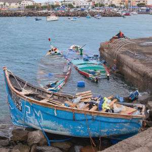 Kanariansaarille pyrkivien siirtolaisten käyttämiä veneitä Arguineguin satamassa